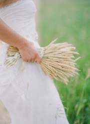 Засушенные колосья пшеницы очень колоритно смотрятся в декоре свадьбы